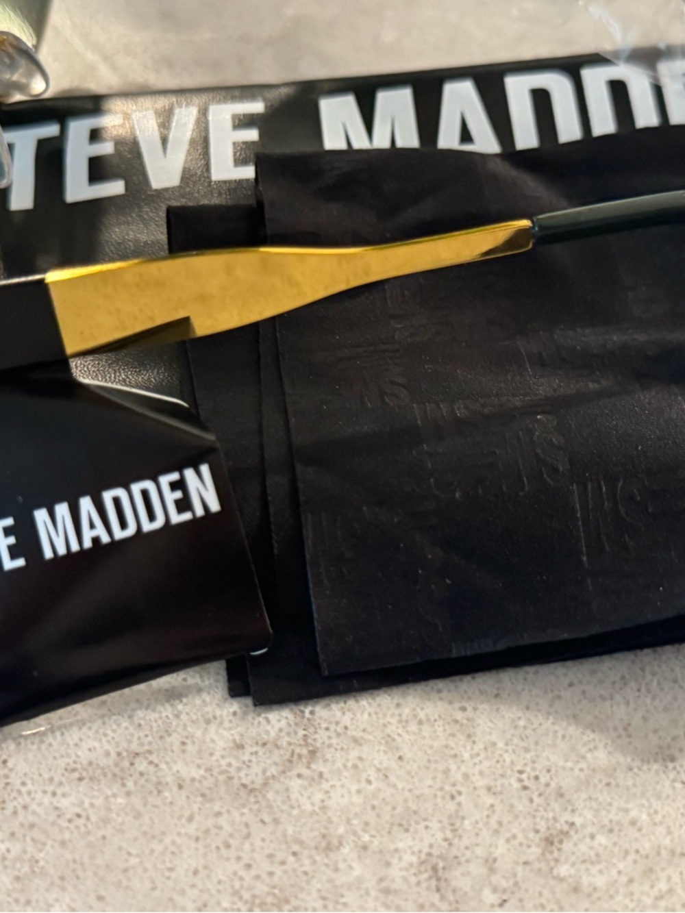 NWT Steve Madden Gold Metal Oval Sunglasses with Black Lenses - Picture 3 of 4